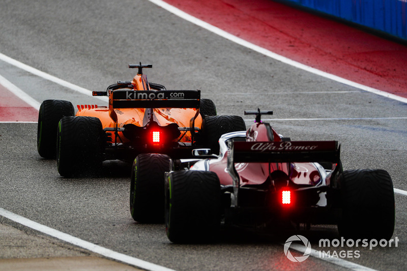 Fernando Alonso, McLaren MCL33, e Marcus Ericsson, Alfa Romeo Sauber C37, lasciano la pit lane