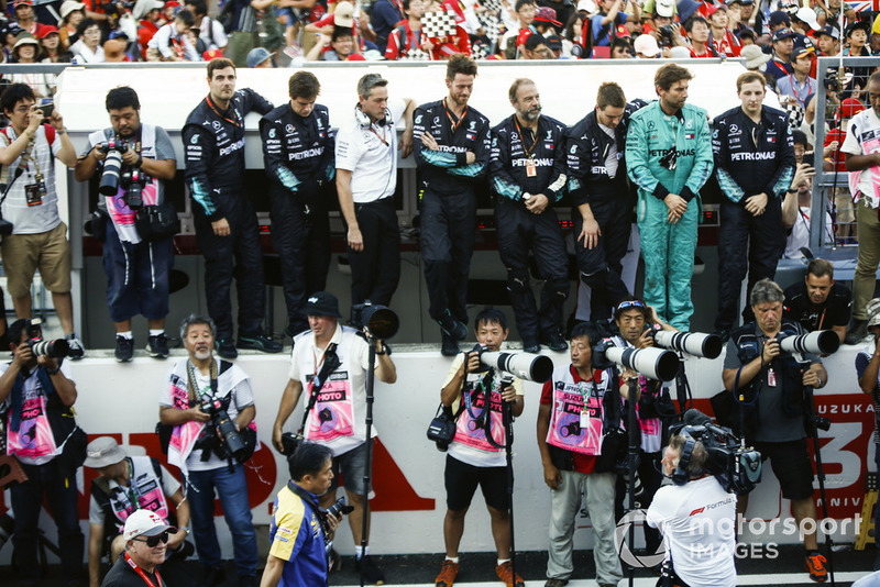 Ingenieros de Mercedes y fotógrafos en Parc Ferme