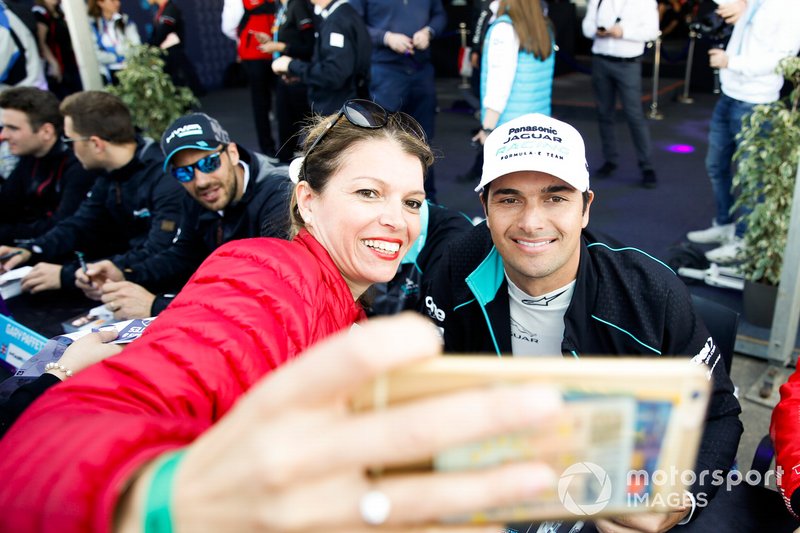 Nelson Piquet Jr., Jaguar Racing, con fans