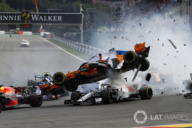 Fernando Alonso, McLaren MCL33, vuela sobre Charles Leclerc, Sauber C37, despues del contacto de Nico Hulkenberg, Renault Sport F1 Team R.S. 18, en la salida