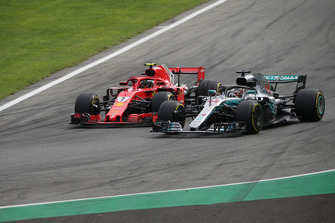 Lewis Hamilton, Mercedes AMG F1 W09 passeert Kimi Raikkonen, Ferrari SF71H voor de leiding