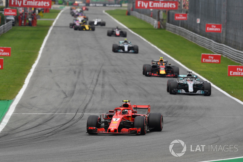 Kimi Raikkonen, Ferrari SF71H leads Lewis Hamilton, Mercedes AMG F1 W09 and Max Verstappen, Red Bull Racing RB14
