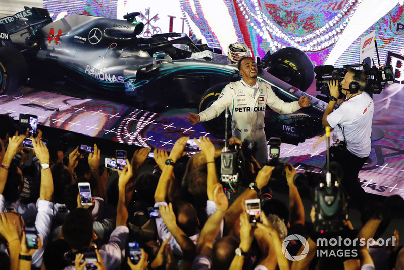 Lewis Hamilton, Mercedes AMG F1 W09 EQ Power+, festeggia nel parco chiuso, dopo aver vinto la gara