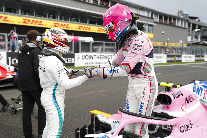 Esteban Ocon, Racing Point Force India con Lewis Hamilton, Mercedes AMG F1