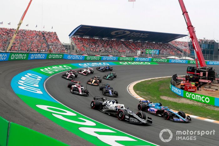 Pierre Gasly, AlphaTauri AT03, Fernando Alonso, Alpine A522, Alex Albon, Williams FW44, Zhou Guanyu, Alfa Romeo C42, el resto en la primera vuelta