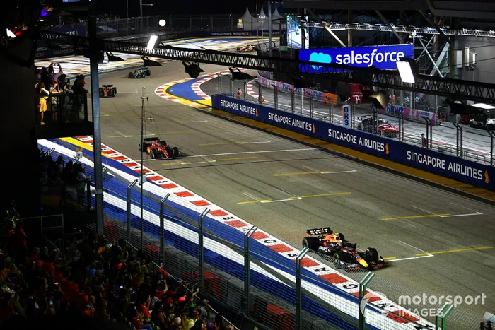 Sergio Pérez, Red Bull Racing RB18, Charles Leclerc, Ferrari F1-75, Carlos Sainz, Ferrari F1-75
