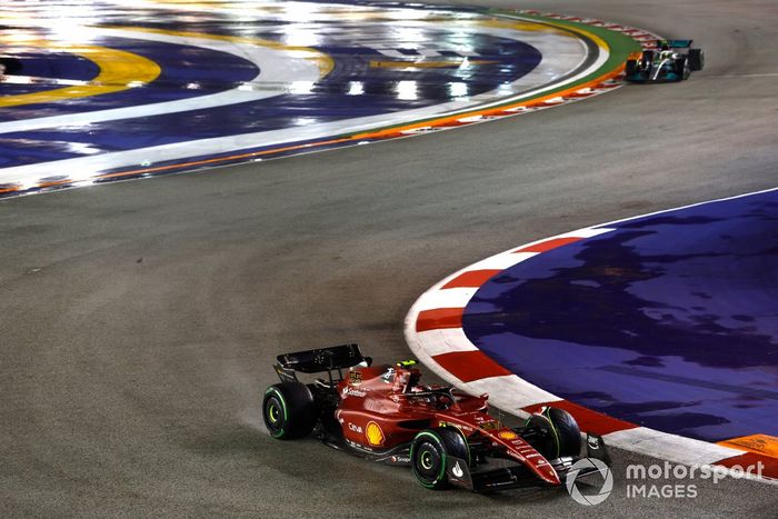 Carlos Sainz, Ferrari F1-75, Lewis Hamilton, Mercedes W13