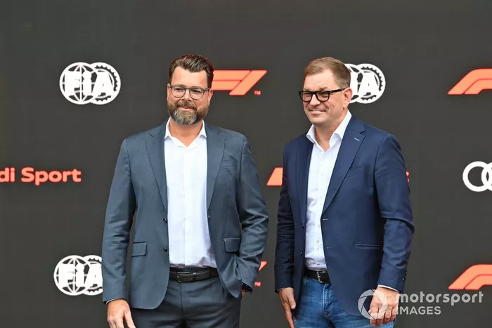 Oliver Hoffmann, Jefe de Desarrollo Técnico de Audi Sport GmbH, con Markus Duesmann, Presidente del Consejo de Administración de Audi AG