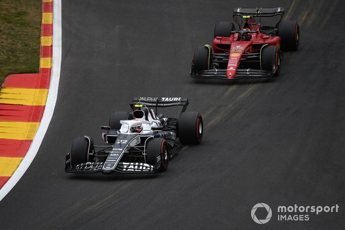 Yuki Tsunoda, AlphaTauri AT03, Carlos Sainz, Ferrari F1-75