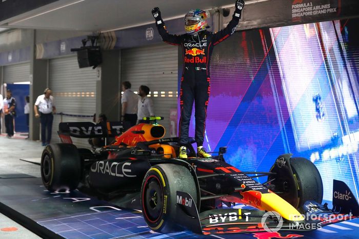 Ganador Sergio Pérez, Red Bull Racing, celebra en Parc Ferme