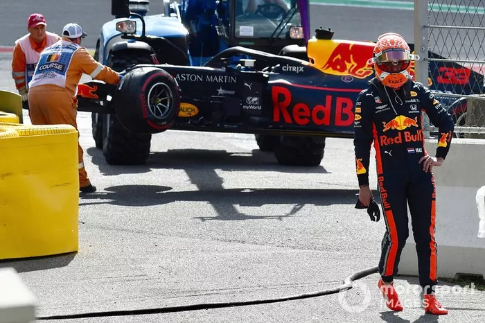 Max Verstappen, Red Bull Racing, in piedi mentre i marshal rimuovono la sua auto dal circuito