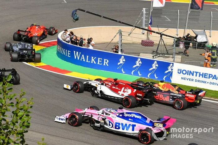Charles Leclerc, Ferrari SF90, precede Sebastian Vettel, Ferrari SF90, Lewis Hamilton, Mercedes AMG F1 W10 e Valtteri Bottas, Mercedes AMG W10. Dietro, Max Verstappen, Red Bull Racing RB15 fa un contatto con Kimi Raikkonen, Alfa Romeo Racing C38 