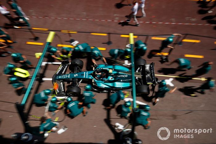 Los mecánicos de Aston Martin practican una parada en boxes con el coche de Sebastian Vettel, Aston Martin AMR22