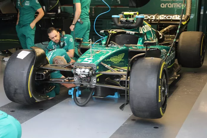 El Aston Martin AMR22 si el frente