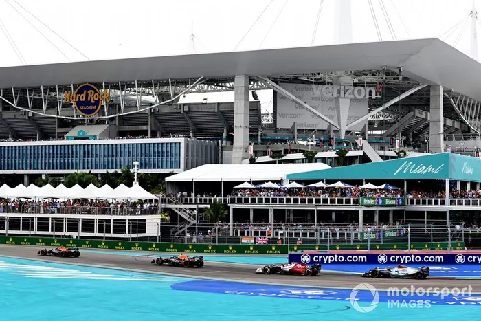 Max Verstappen, Red Bull Racing RB18, Sergio Pérez, Red Bull Racing RB18, Valtteri Bottas, Alfa Romeo C42, Lewis Hamilton, Mercedes W13