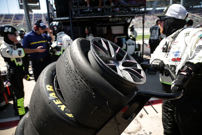 William Byron, Hendrick Motorsports Chevrolet, damaged tire