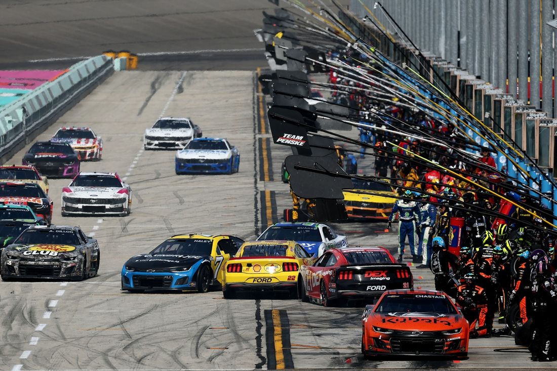 Justin Haley, Spire Motorsports Chevrolet, Josh Berry, Wood Brothers Racing Ford, Joey Logano, Team Penske Ford