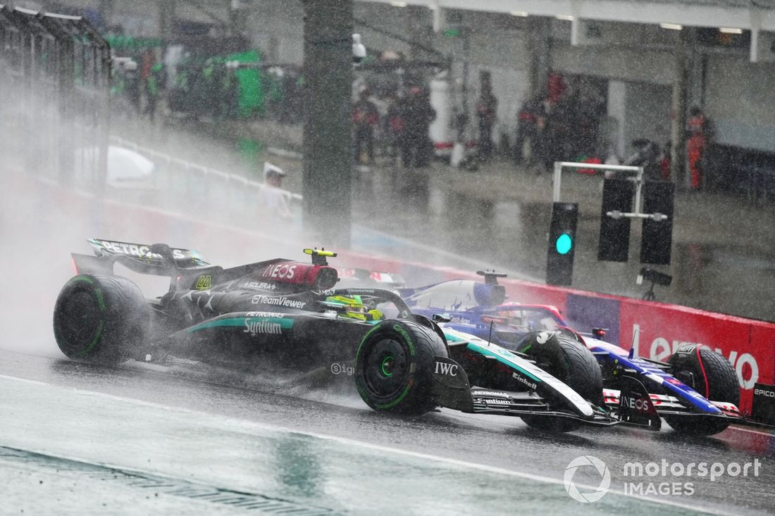 Lewis Hamilton, Mercedes F1 W15, lucha con Liam Lawson, RB F1 Team VCARB 01