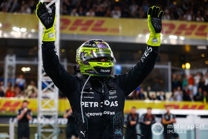 Lewis Hamilton, Mercedes-AMG F1 Team, świętuje na starcie pod koniec wyścigu