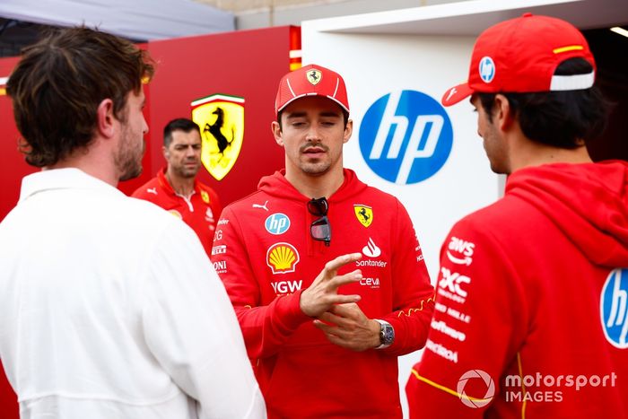 Charles Leclerc, Scuderia Ferrari, Carlos Sainz, Scuderia Ferrari, charla con Paul Mescal