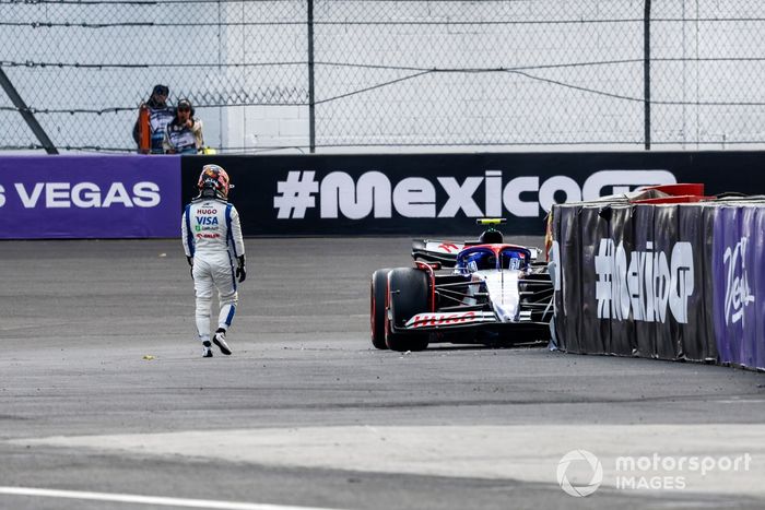 Yuki Tsunoda, RB F1 Team VCARB 01, se aleja de su coche tras un accidente al final de la Q2