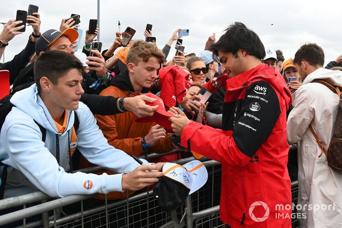 Carlos Sainz, de Ferrari, firmando autógrafos para los aficionados