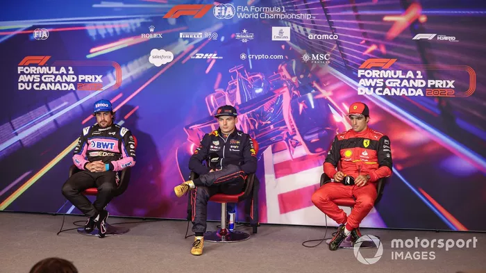 Fernando Alonso, Alpine F1 Team, el hombre de la pole Max Verstappen, Red Bull Racing, Carlos Sainz, Ferrari, en la rueda de prensa posterior a la clasificación