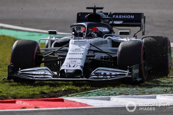 Daniil Kvyat, AlphaTauri AT01, pasa sobre los pianos