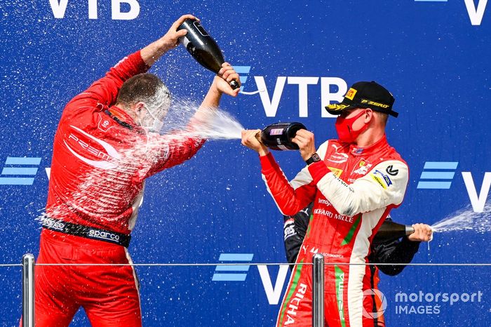 Podio: ganador Mick Schumacher, Prema Racing celebra