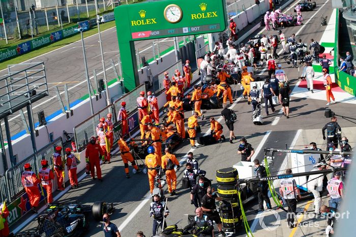 Mecánicos en pit lane