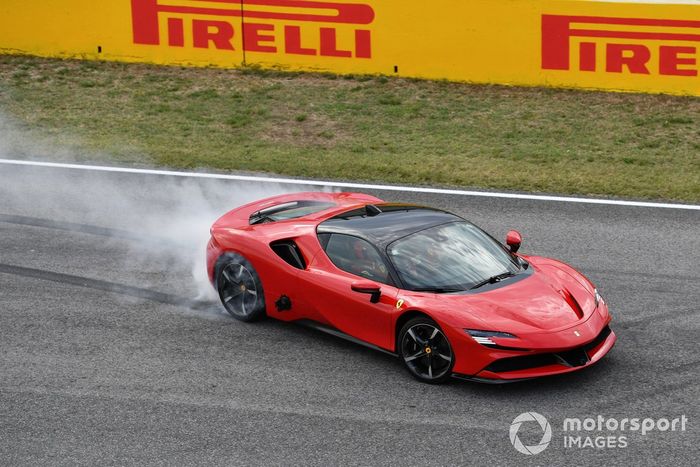 Sebastian Vettel, Ferrari, hace unas donuts en el SF90 Stradale