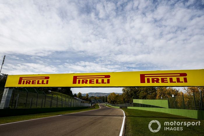 Carteles de Pirelli en Imola