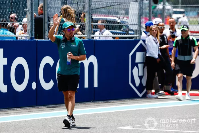 Fernando Alonso, Aston Martin F1 Team, llega para el desfile de pilotos