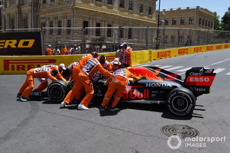 I Marshall spostano l'auto danneggiata di Max Verstappen, Red Bull Racing RB16B