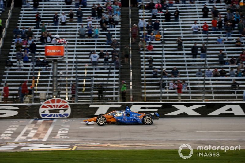 Ganador Scott Dixon, Chip Ganassi Racing Honda se lleva la bandera a cuadros