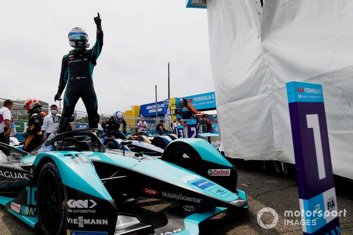 Ganador Sam Bird, Jaguar Racing, celebrates en Parc Ferme