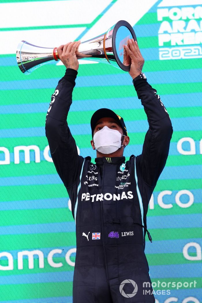 Lewis Hamilton, Mercedes, primera posición, levanta su trofeo