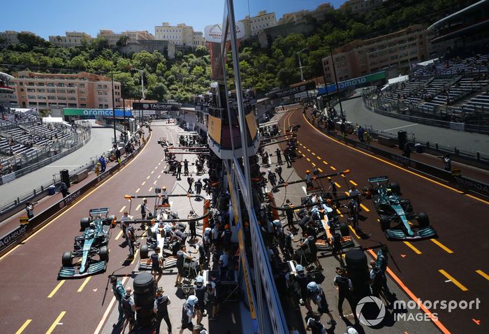 Daniel Ricciardo, McLaren MCL35M, Sebastian Vettel, Aston Martin AMR21