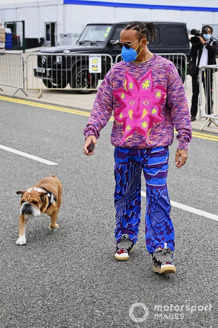 Lewis Hamilton, Mercedes, con su perro Roscoe