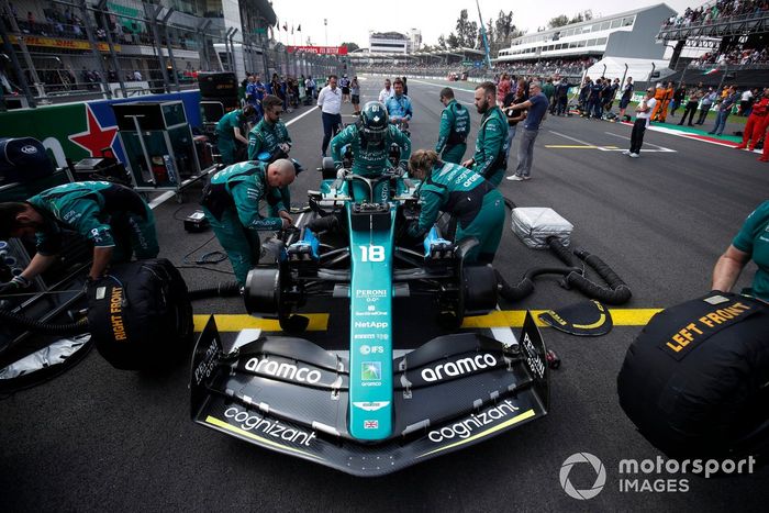 Mecánicos en la parrilla con Lance Stroll, Aston Martin AMR22