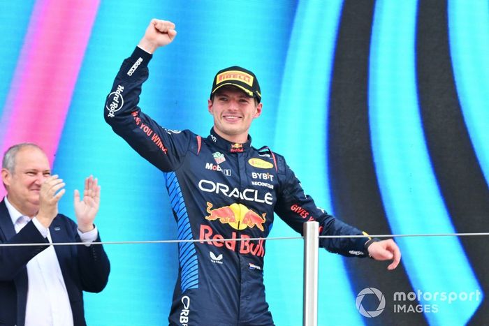 Max Verstappen, Red Bull Racing, 1ª posición, llega al podio