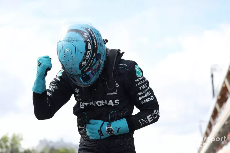 George Russell, de l'écurie Mercedes-AMG F1 Team, fête la pole position au Parc Ferme. 