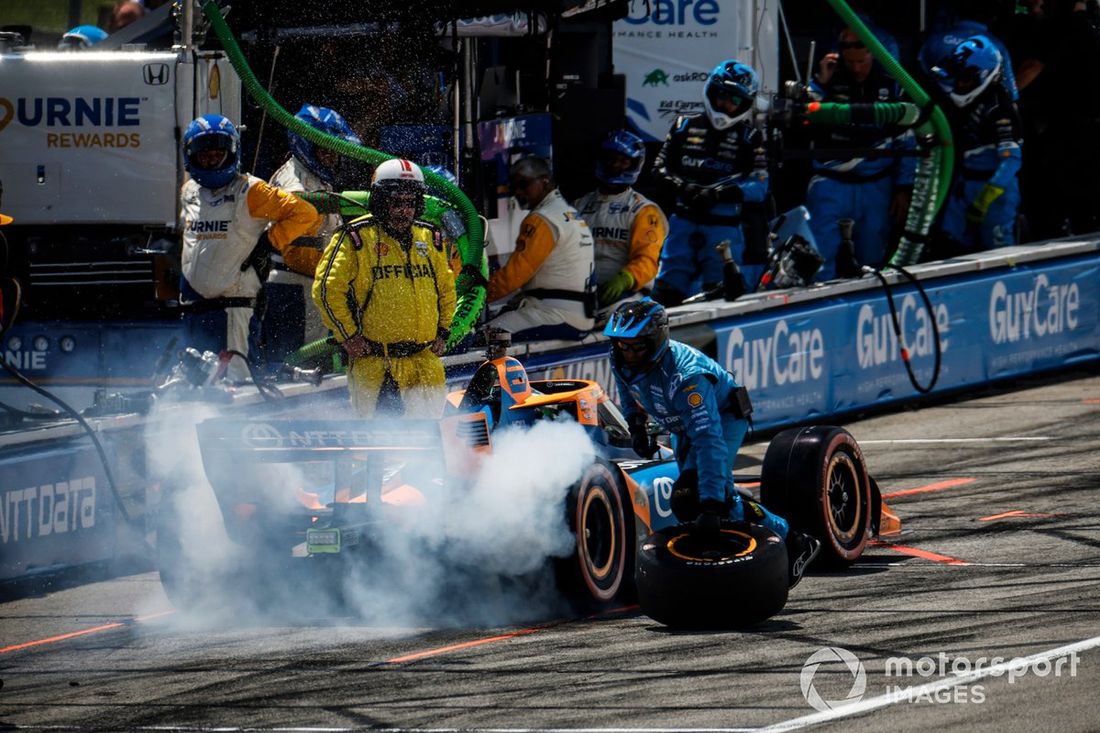 Nolan Siegel, Arrow McLaren Chevrolet, parada en boxes