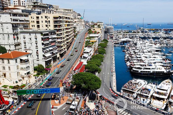 Charles Leclerc, Ferrari SF-24, Oscar Piastri, McLaren MCL38, Carlos Sainz, Ferrari SF-24, Lando Norris, McLaren MCL38, George Russell, Mercedes F1 W15, el resto de la parrilla en la salida.