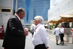 Azad Rahimov, Azerbaiyán Ministro de deporte con Bernie Ecclestone