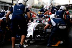Valtteri Bottas, Williams FW38, en los boxes durante la práctica