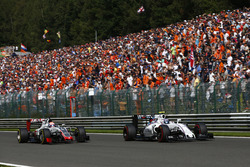 Valtteri Bottas, Williams FW38 Mercedes, avanti a Romain Grosjean, Haas VF-16 Ferrari