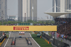 Nico Rosberg, Mercedes AMG F1 Team W07 con la pole al inicio de la carrera