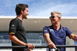 (Зліва направо): Джоліон Палмер, Renault Sport F1 Team та Маркус Ерікссон, Sauber F1 Team на параді