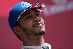 Il vincitore della gara Lewis Hamilton, Mercedes AMG F1 sul podio